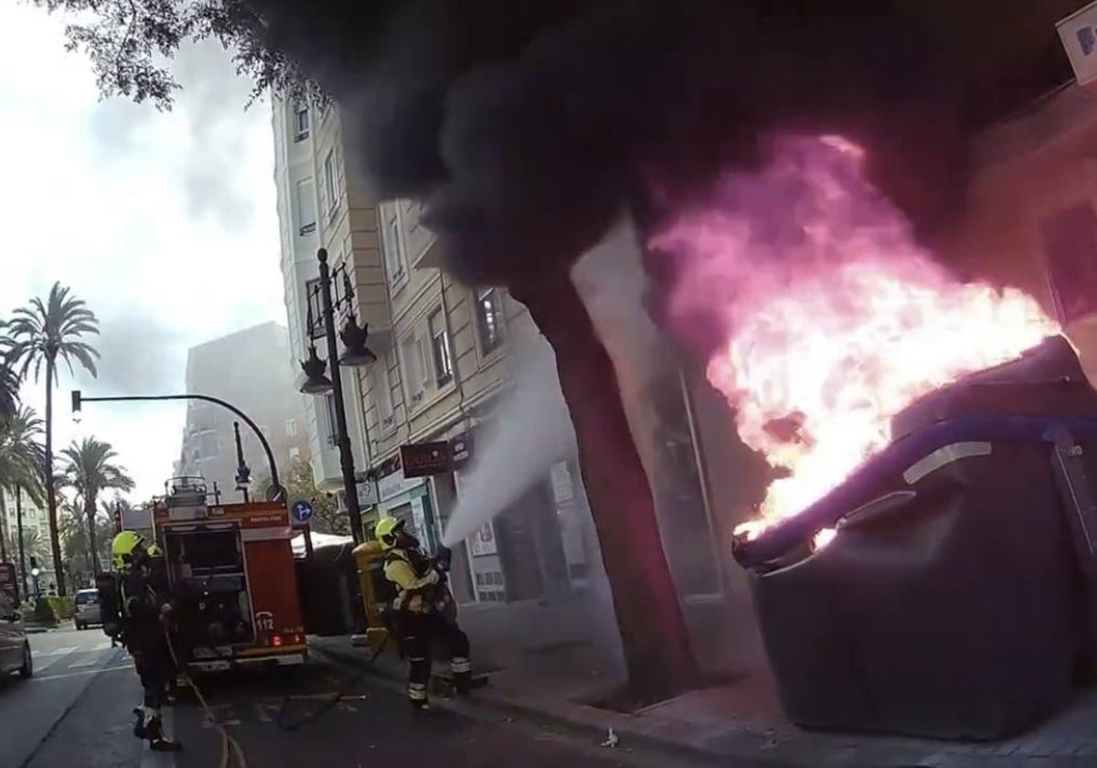 Espectacular incendio de un contenedor en el centro de Valencia Las